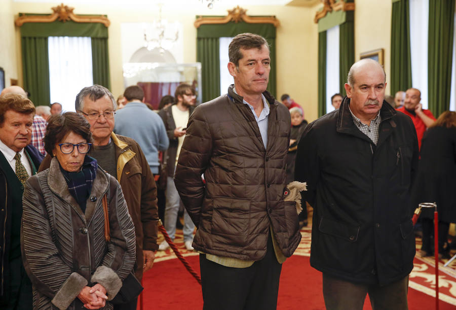 La capilla ardiente se trasladó, esta mañana, de la Junta General al Ayuntamiento de Gijón donde permanecerá hasta las 19 horas de viernes