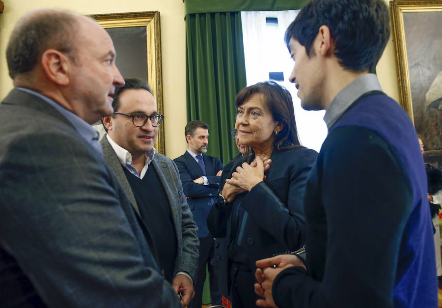 La capilla ardiente se trasladó, esta mañana, de la Junta General al Ayuntamiento de Gijón donde permanecerá hasta las 19 horas de viernes