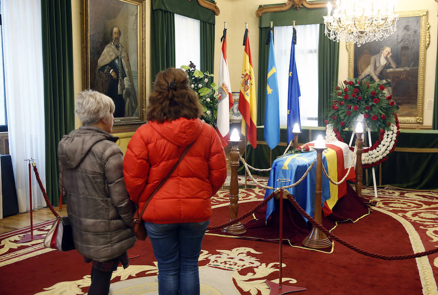 La capilla ardiente se trasladó, esta mañana, de la Junta General al Ayuntamiento de Gijón donde permanecerá hasta las 19 horas de viernes