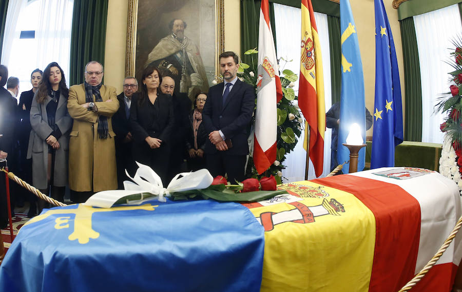 La capilla ardiente se trasladó, esta mañana, de la Junta General al Ayuntamiento de Gijón donde permanecerá hasta las 19 horas de viernes