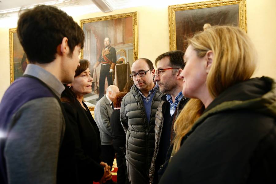 La capilla ardiente se trasladó, esta mañana, de la Junta General al Ayuntamiento de Gijón donde permanecerá hasta las 19 horas de viernes