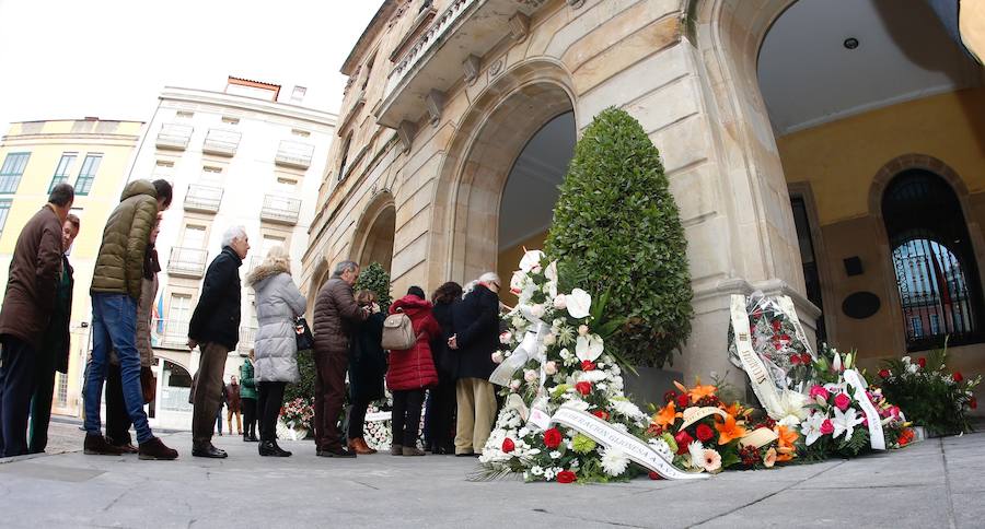 La capilla ardiente se trasladó, esta mañana, de la Junta General al Ayuntamiento de Gijón donde permanecerá hasta las 19 horas de viernes