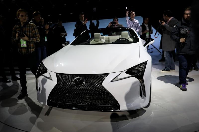 Los SUV, camiones y coches deportivos son los protagonistas de un devaluado salón del automóvil de Detroit, en el que habrá menos fabricantes y más incertidumbre. Más allá de VW, los fabricantes alemanes abandonaron el salón de Detroit este año ante la competencia con otros eventos. Los analistas prevén una ralentización en las ventas en 2019, tras una década de crecimiento.