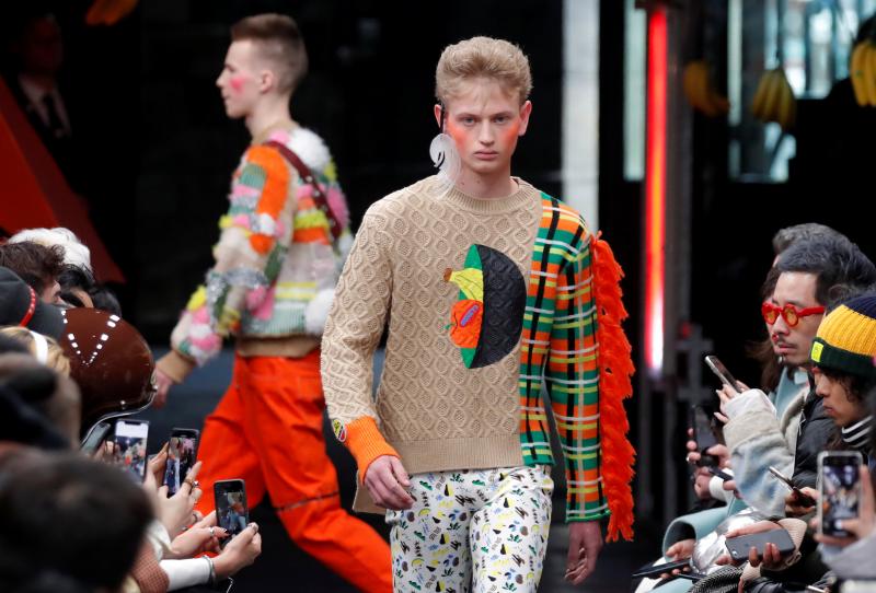 La moda vive desde este martes una semana especialmente agitada en París con la presentación de la primera colección para hombre de Celine, de la mano del polémico diseñador Hedi Slimane, y con el estreno de Loewe en la pasarela masculina. La moda futurista de Dior y un hombre alejado de las tendencias deportivas, lo más destacado