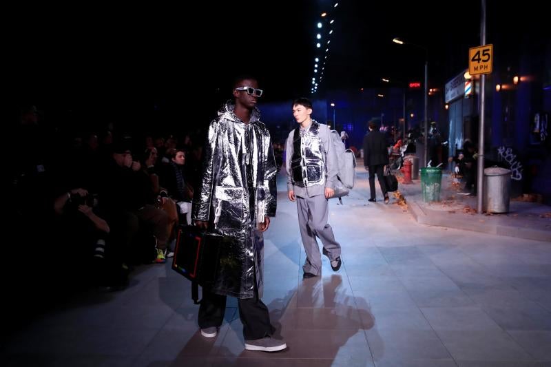 La moda vive desde este martes una semana especialmente agitada en París con la presentación de la primera colección para hombre de Celine, de la mano del polémico diseñador Hedi Slimane, y con el estreno de Loewe en la pasarela masculina. La moda futurista de Dior y un hombre alejado de las tendencias deportivas, lo más destacado