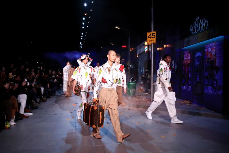 La moda vive desde este martes una semana especialmente agitada en París con la presentación de la primera colección para hombre de Celine, de la mano del polémico diseñador Hedi Slimane, y con el estreno de Loewe en la pasarela masculina. La moda futurista de Dior y un hombre alejado de las tendencias deportivas, lo más destacado