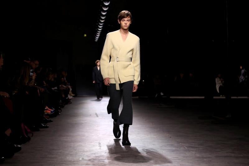 La moda vive desde este martes una semana especialmente agitada en París con la presentación de la primera colección para hombre de Celine, de la mano del polémico diseñador Hedi Slimane, y con el estreno de Loewe en la pasarela masculina. La moda futurista de Dior y un hombre alejado de las tendencias deportivas, lo más destacado