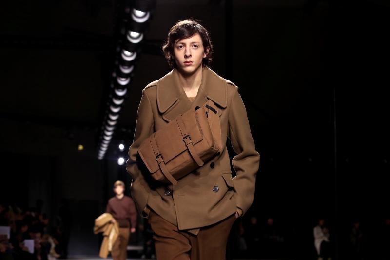 La moda vive desde este martes una semana especialmente agitada en París con la presentación de la primera colección para hombre de Celine, de la mano del polémico diseñador Hedi Slimane, y con el estreno de Loewe en la pasarela masculina. La moda futurista de Dior y un hombre alejado de las tendencias deportivas, lo más destacado