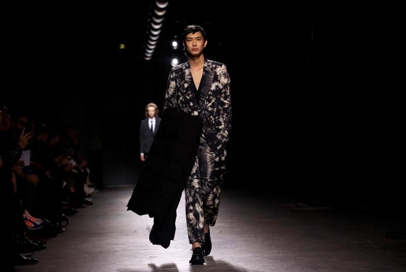 La moda vive desde este martes una semana especialmente agitada en París con la presentación de la primera colección para hombre de Celine, de la mano del polémico diseñador Hedi Slimane, y con el estreno de Loewe en la pasarela masculina. La moda futurista de Dior y un hombre alejado de las tendencias deportivas, lo más destacado