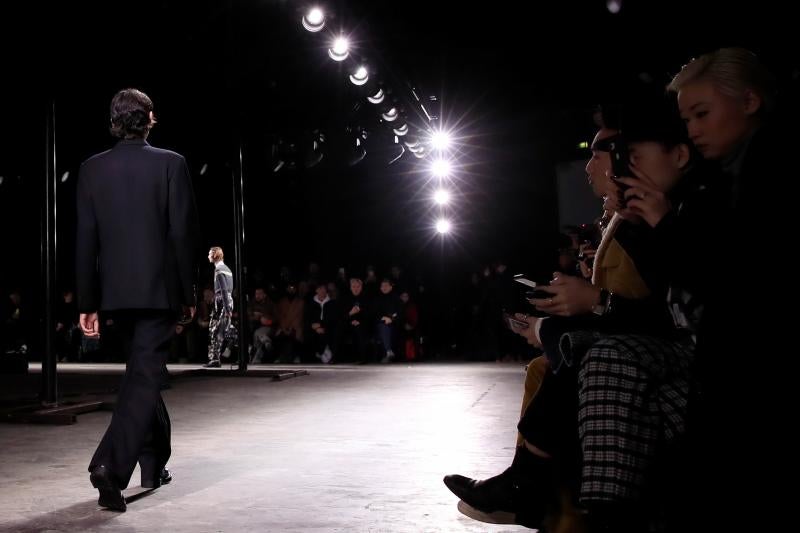 La moda vive desde este martes una semana especialmente agitada en París con la presentación de la primera colección para hombre de Celine, de la mano del polémico diseñador Hedi Slimane, y con el estreno de Loewe en la pasarela masculina. La moda futurista de Dior y un hombre alejado de las tendencias deportivas, lo más destacado