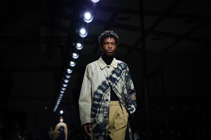 La moda vive desde este martes una semana especialmente agitada en París con la presentación de la primera colección para hombre de Celine, de la mano del polémico diseñador Hedi Slimane, y con el estreno de Loewe en la pasarela masculina. La moda futurista de Dior y un hombre alejado de las tendencias deportivas, lo más destacado