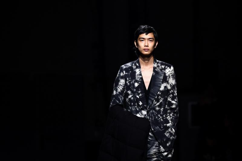 La moda vive desde este martes una semana especialmente agitada en París con la presentación de la primera colección para hombre de Celine, de la mano del polémico diseñador Hedi Slimane, y con el estreno de Loewe en la pasarela masculina. La moda futurista de Dior y un hombre alejado de las tendencias deportivas, lo más destacado