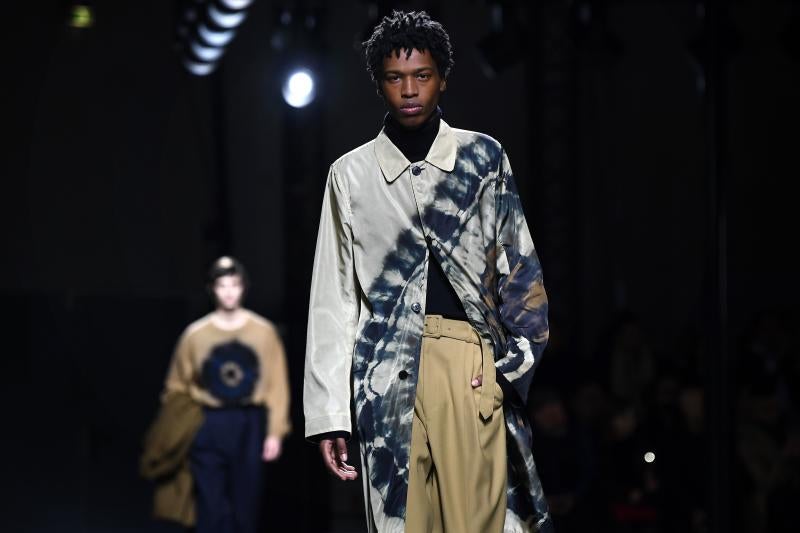 La moda vive desde este martes una semana especialmente agitada en París con la presentación de la primera colección para hombre de Celine, de la mano del polémico diseñador Hedi Slimane, y con el estreno de Loewe en la pasarela masculina. La moda futurista de Dior y un hombre alejado de las tendencias deportivas, lo más destacado