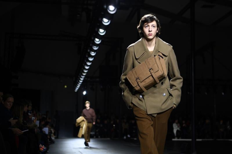 La moda vive desde este martes una semana especialmente agitada en París con la presentación de la primera colección para hombre de Celine, de la mano del polémico diseñador Hedi Slimane, y con el estreno de Loewe en la pasarela masculina. La moda futurista de Dior y un hombre alejado de las tendencias deportivas, lo más destacado