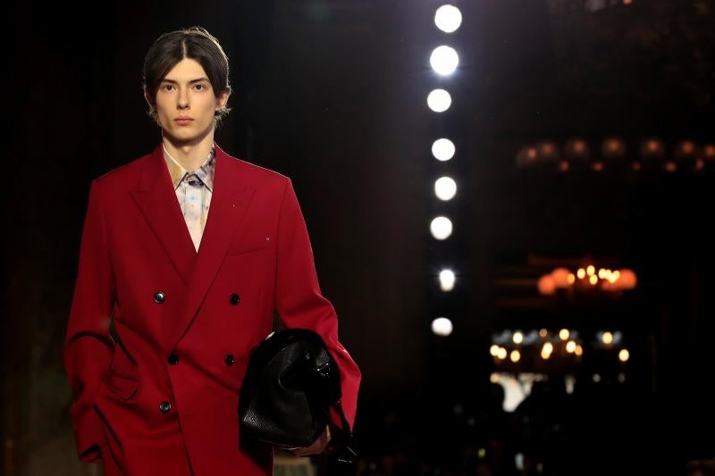 La moda vive desde este martes una semana especialmente agitada en París con la presentación de la primera colección para hombre de Celine, de la mano del polémico diseñador Hedi Slimane, y con el estreno de Loewe en la pasarela masculina. La moda futurista de Dior y un hombre alejado de las tendencias deportivas, lo más destacado