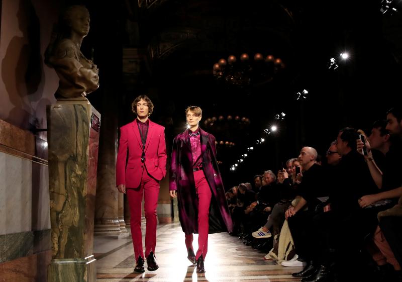 La moda vive desde este martes una semana especialmente agitada en París con la presentación de la primera colección para hombre de Celine, de la mano del polémico diseñador Hedi Slimane, y con el estreno de Loewe en la pasarela masculina. La moda futurista de Dior y un hombre alejado de las tendencias deportivas, lo más destacado