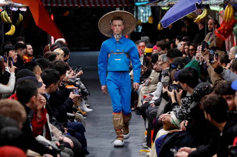 La moda vive desde este martes una semana especialmente agitada en París con la presentación de la primera colección para hombre de Celine, de la mano del polémico diseñador Hedi Slimane, y con el estreno de Loewe en la pasarela masculina. La moda futurista de Dior y un hombre alejado de las tendencias deportivas, lo más destacado