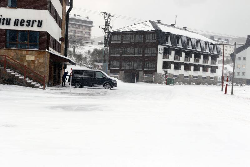 Las estaciones de esquí siguen cerradas el fin de semana a la espera de más nieve, que ya empieza a cubrir las zonas altas del Principado.