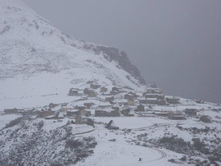 Las estaciones de esquí siguen cerradas el fin de semana a la espera de más nieve, que ya empieza a cubrir las zonas altas del Principado.