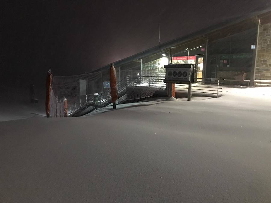 Las estaciones de esquí siguen cerradas el fin de semana a la espera de más nieve, que ya empieza a cubrir las zonas altas del Principado.