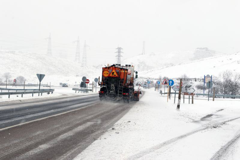 Las estaciones de esquí siguen cerradas el fin de semana a la espera de más nieve, que ya empieza a cubrir las zonas altas del Principado.