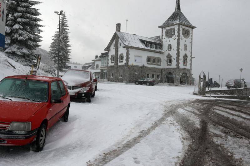 Las estaciones de esquí siguen cerradas el fin de semana a la espera de más nieve, que ya empieza a cubrir las zonas altas del Principado.