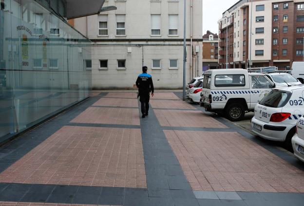 Un agente de la Policía Local de Siero frente a la comisaría situada en la Plaza de Olof Palme de la Pola. 