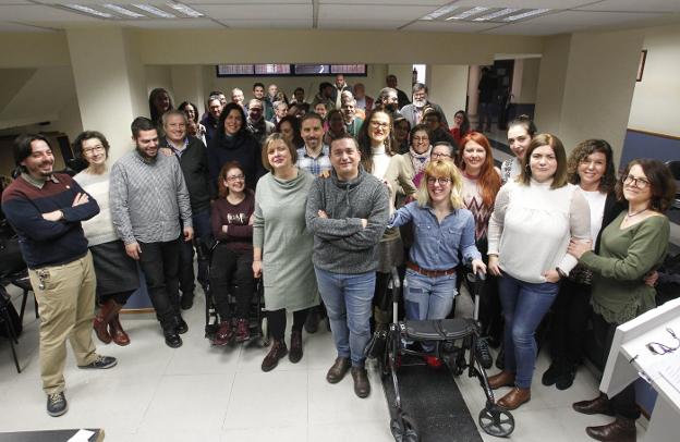 Los participantes en la asamblea de Somos Oviedo, con los concejales en primer término y Ana Taboada en el centro de la imagen. 