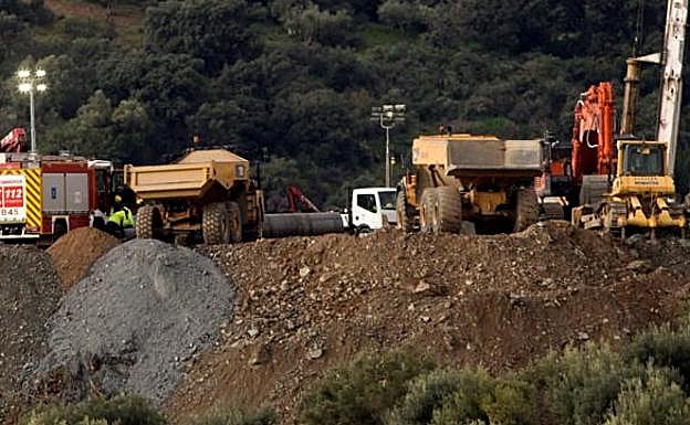 Máquinas en la zona en la que se excava el túnel para rescatar a Julen.