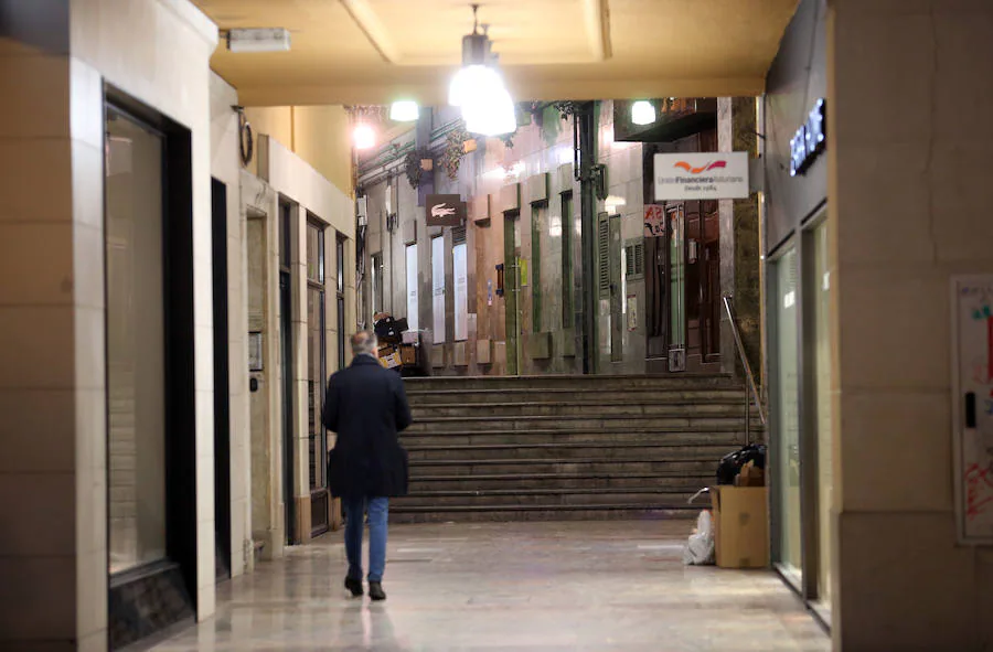 Uria | El centro de la ciudad tampoco se libra de estos espacios con el pasadizo de la calle Uría. 