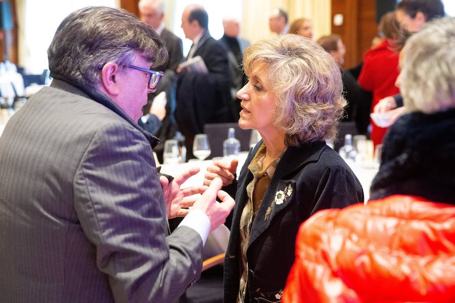 La ministra asturiana asume en un desayuno de EL COMERCIO que la jubilación inminente de los médicos causará «problemas severos» al sistema