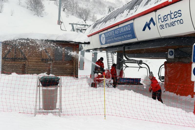 Mucha nieve pero pocos esquiadores en el primer día de temporada de esquí en las estaciones del Principado, en Valgrande-Pajares y en Fuentes de Invierno.