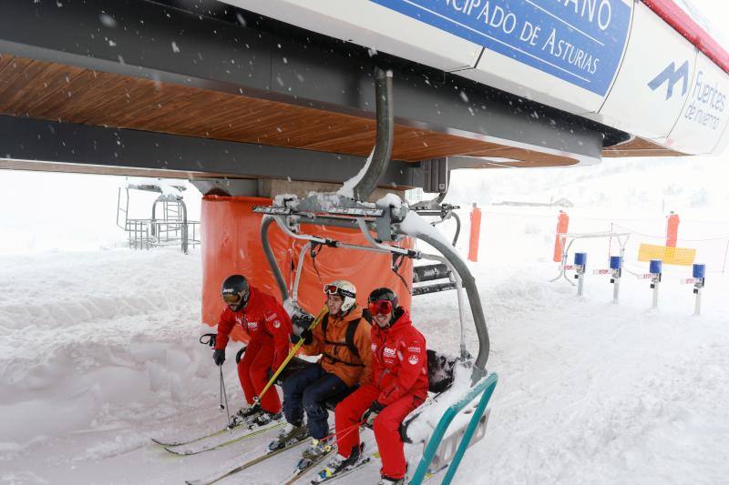 Mucha nieve pero pocos esquiadores en el primer día de temporada de esquí en las estaciones del Principado, en Valgrande-Pajares y en Fuentes de Invierno.