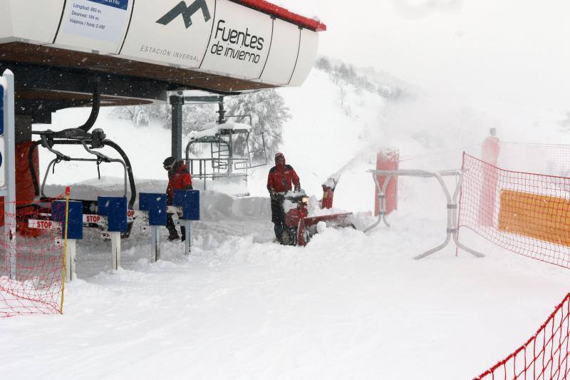 Mucha nieve pero pocos esquiadores en el primer día de temporada de esquí en las estaciones del Principado, en Valgrande-Pajares y en Fuentes de Invierno.