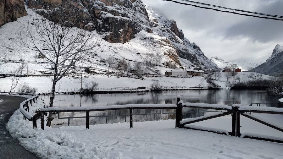 Mucha nieve pero pocos esquiadores en el primer día de temporada de esquí en las estaciones del Principado, en Valgrande-Pajares y en Fuentes de Invierno.