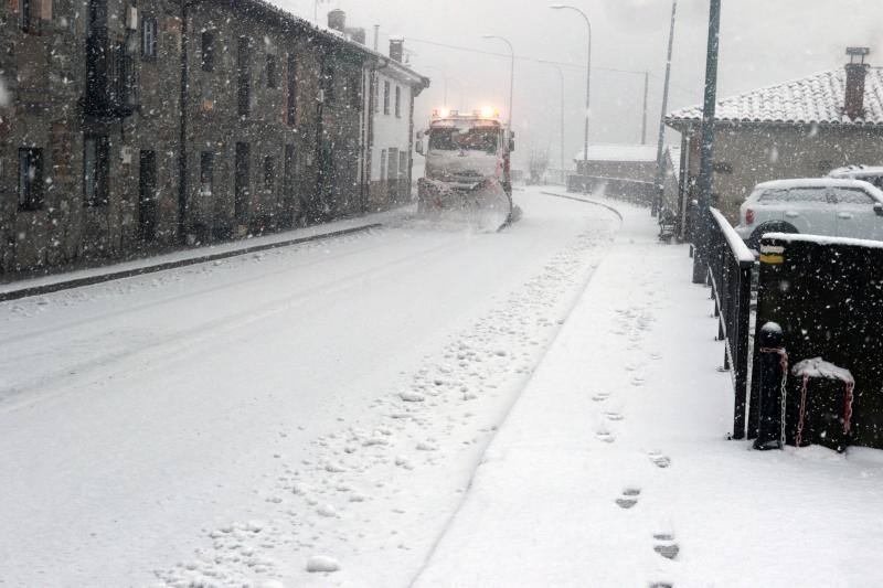 La región se mantiene en situación de prealerta por nevadas con un despliegue especial de máquinas quitanieves. 