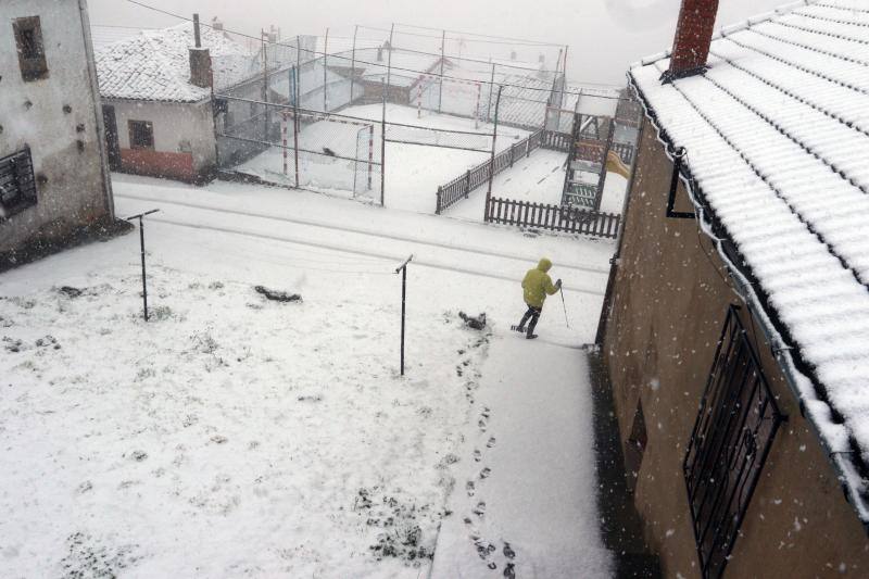 La región se mantiene en situación de prealerta por nevadas con un despliegue especial de máquinas quitanieves. 