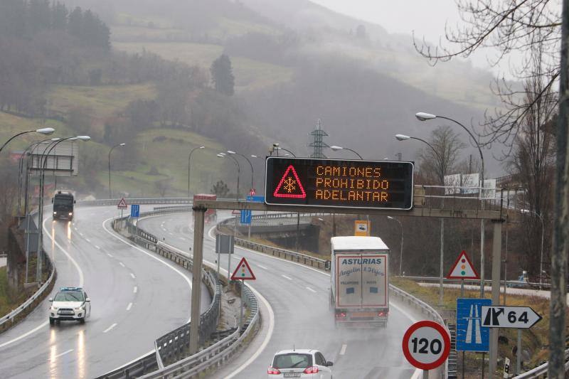 La región se mantiene en situación de prealerta por nevadas con un despliegue especial de máquinas quitanieves. 