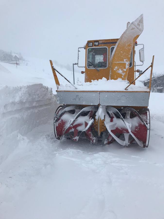 La región se mantiene en situación de prealerta por nevadas con un despliegue especial de máquinas quitanieves. 