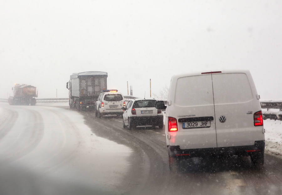 La región se mantiene en situación de prealerta por nevadas con un despliegue especial de máquinas quitanieves. 