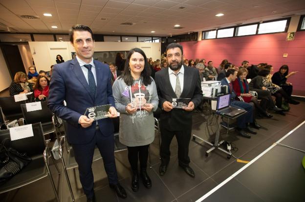 Orlando López, Cristina Iglesias Álvarez y Fernando González con sus reconocimientos. 