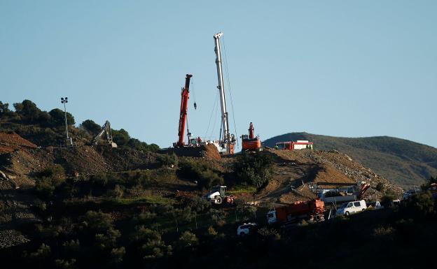 La perforadora concluyó el túnel a última hora de la noche. 