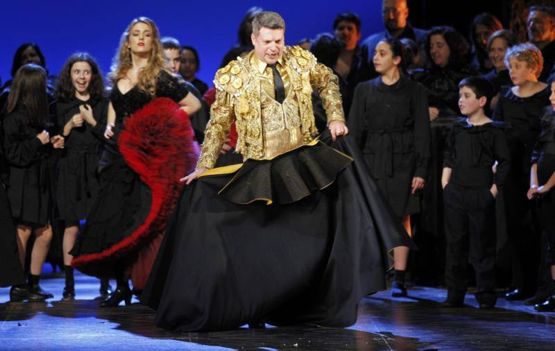 La temporada de Ópera de Oviedo llega a su fin y lo hace con una de las obras cumbre de la música. 'Carmen', la gran composición de Bizet, vuelve al Campoamor de mano del Teatro de la Ópera Alemana en el Rin, que ya prepara en el escenario de la capital asturiana un montaje que representará los días 27, 27 y 30 de enero y el 1 y 2 de febrero. 