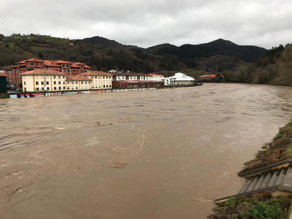 El hospital de Arriondas centra toda la atención por la crecida de los ríos Piloña y Sella. 