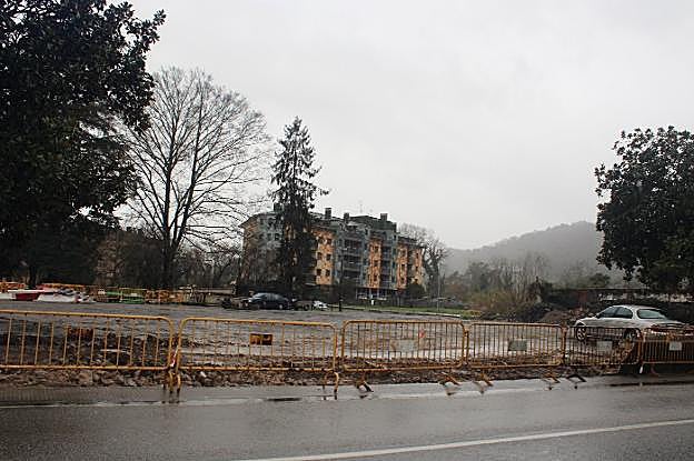 El aparcamiento es la primera zona donde se actuará. 