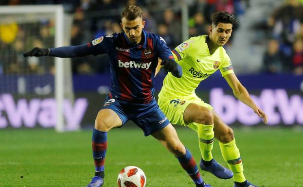 Chumi, en una acción ante Mayoral del Levante-Barcelona. 