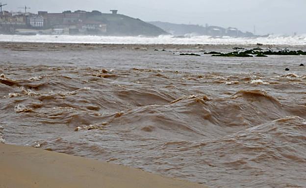 Gijón registra olas de más de siete metros