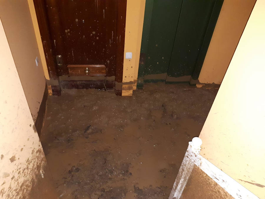 Ocho viviendas de un edificio de la calle Oñón de Mieres han sido desalojadas tras un desprendimiento de lodo y árboles que ha caído sobre el inmueble. Se cree que al menos tres pisos han sufrido daños significativos. 