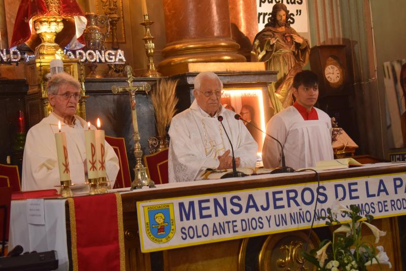 La iglesia de San Antón, en la madrileña calle de Hortaleza, acogió en la tarde de ayer una misa en recuerdo del recientemente fallecido presidente del Principado Vicente Álvarez Areces. La misa fue oficiada por el padre Ángel, fundador de la organización Mensajeros de la Paz y que está al frente de la parroquia. A la organización de la misma se sumó también el centro asturiano en la capital de España. En la imagen, un momento del acto