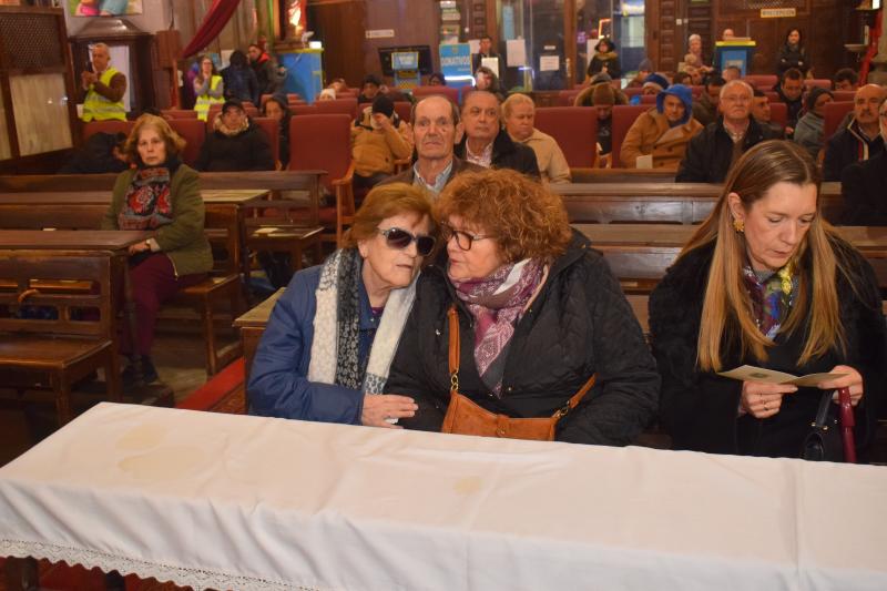 La iglesia de San Antón, en la madrileña calle de Hortaleza, acogió en la tarde de ayer una misa en recuerdo del recientemente fallecido presidente del Principado Vicente Álvarez Areces. La misa fue oficiada por el padre Ángel, fundador de la organización Mensajeros de la Paz y que está al frente de la parroquia. A la organización de la misma se sumó también el centro asturiano en la capital de España. En la imagen, un momento del acto